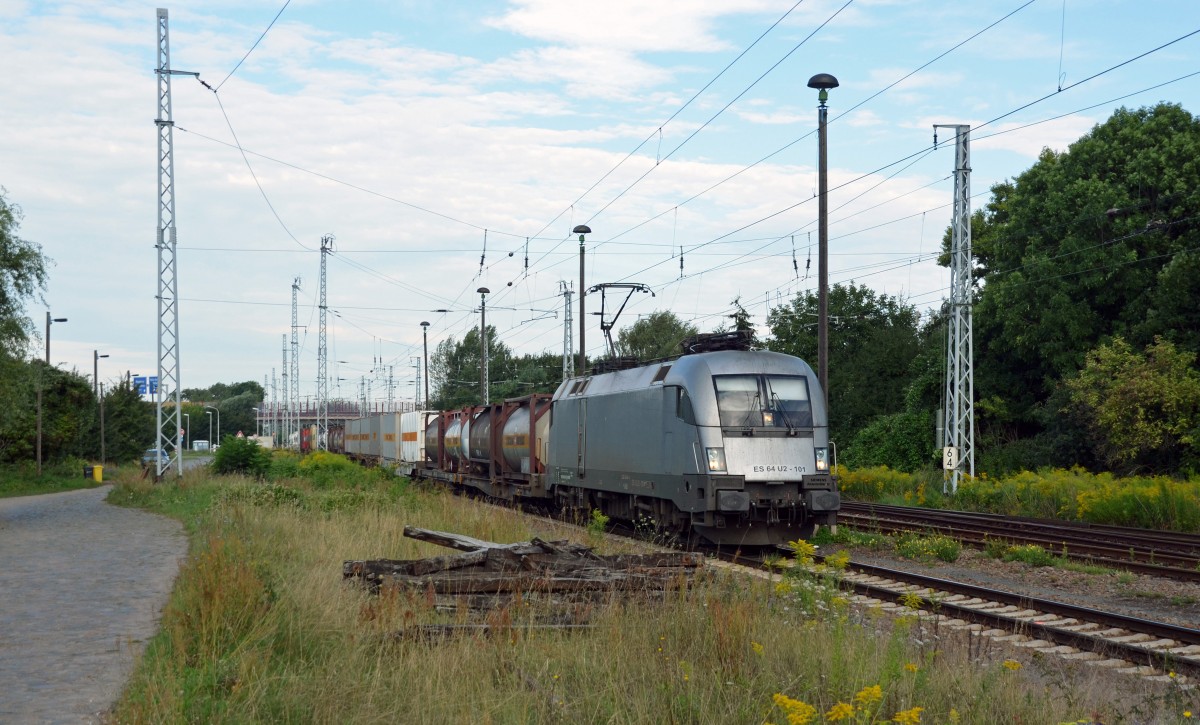 ES 64 U2 - 101 der Hupac bespannte am 09.08.14 den Bertschizug von Buna nach Ruhland. Hier durchfährt der Taurus gerade den Haltepunkt Peißen Richtung Eilenburg.