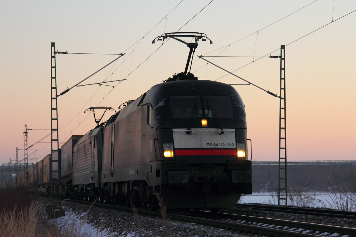 ES 64 U2-19 und ES 64 F4-037 MRCE bei Lichtenfels am 27.01.2017.