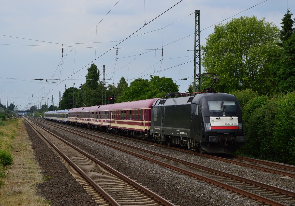 ES 64 U2 - 34 schiebt einen HKX durch Angermund in Richtung Hamburg.14.6.2015