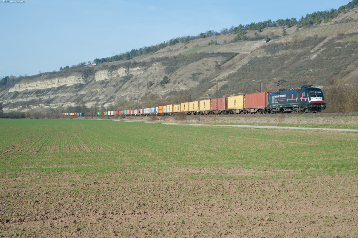 ES 64 U2-575 mit einem Containerzug Richtung Würzburg bei Thüngersheim, 16.03.2017