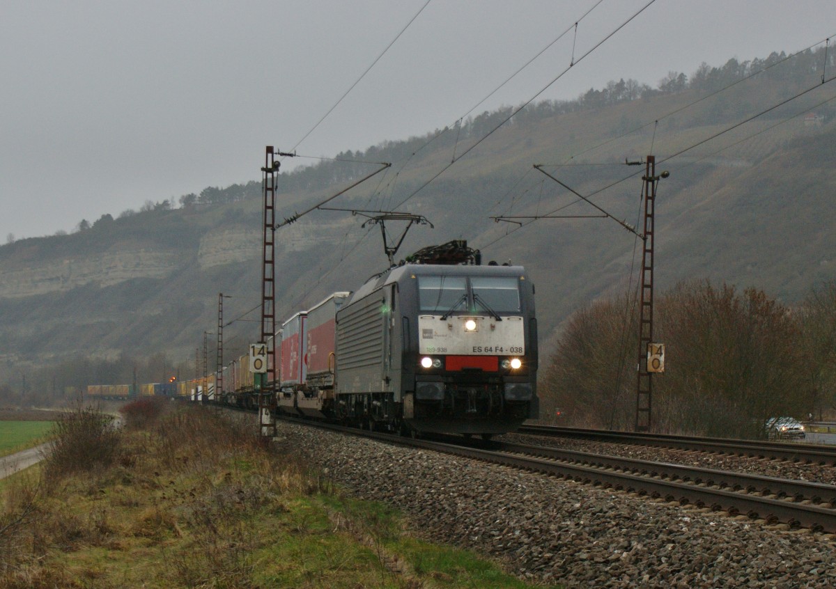 ES 64F4-038 (189 938) mit einen Aufliegerzug Richtung Würzburg am 22.01.14 bei Thüngersheim unterwegs.