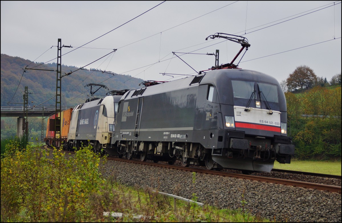 ES 64U2-033-MRCE-(182 533)und ES 64U2-035-WLB-(182 535) mit einen Containerzug am 28.10.14 bei Hermannspiegel.