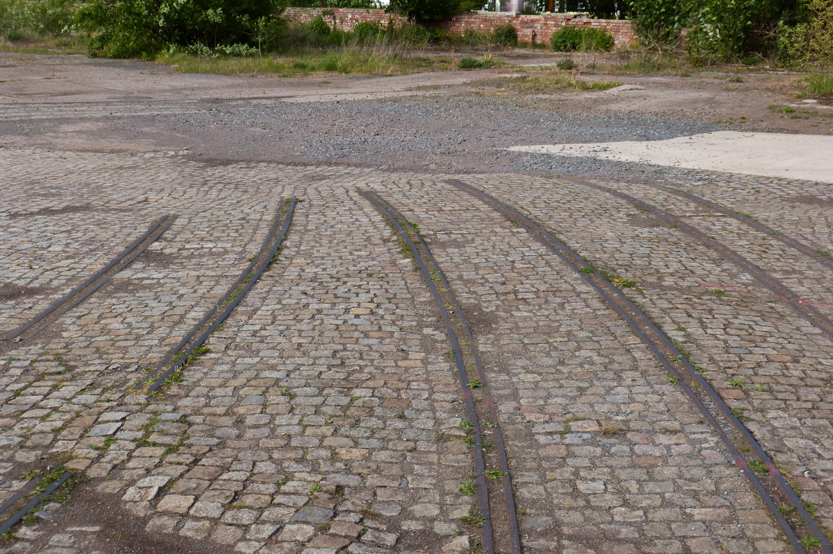 Es bedarf schon arg viel Fantasie, wie auf diesen Gleisfragmenten mal Zugverkehr stattgefunden hat. Diese Gleise unterschiedlicher Spurweite laufen an dieser Stelle wohl zu einer mal ursprunglichen Drehscheibe zusammen auf einem Brachgelände in der Straße  An der Bleiche  in Nordhausen (die  Drehscheibe  ist selbst im Google maps zu erkennen, zum Verständnis die Bilder in der Galerie beachten) 15.05.2016