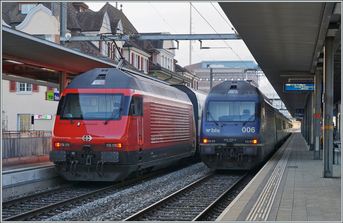 Es ist eher selten, eine rote und eine blaue Re 460 bzw. Re 465 im Reisezugsverkehr beieinander stehen zu sehen: Während die SBB Re 460 116-7 mit dem IC61 957 von Basel SBB nach Interlaken Ost unterwegs ist, wartet die BLS Re 465 006-5 mit ihrem Regionalzug 6761 nach Frutigen in Spiez auf die Abfahrt.

14. April 2021