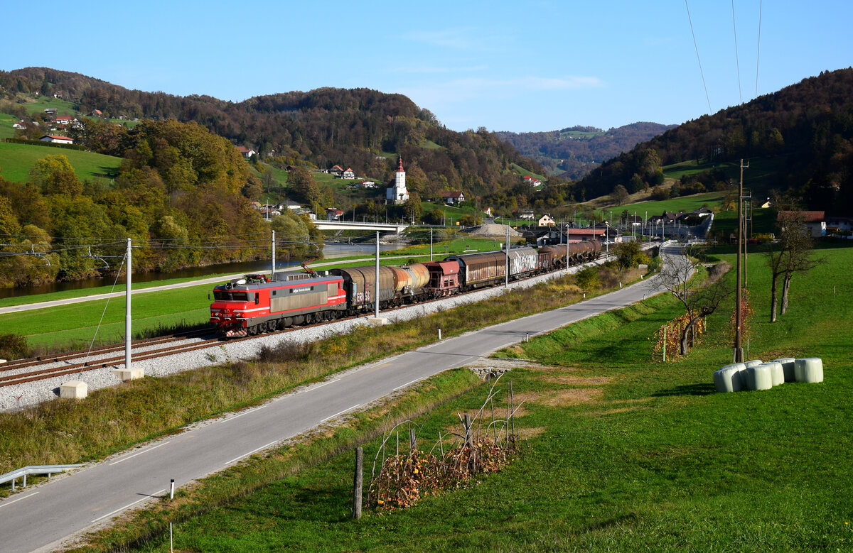 Es ist ein Güterzug mit einer 363er Lok (363 030) auf der Südbahn kurz nach Laško in Richtung Zidani Most. Ich habe viel Glück mit dem Wetter, das war wunderschöne Herbstwetter mit sommerlichen Temperaturen.
Radoblje, 29.10.2022.