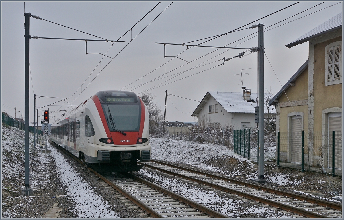 Es ist erstaunlich wieviel Nebenbahnromatik die neu eröffnete Strecke Delle - Belfort trotz moderner Züge und Infrastruktur weiterhin vermittelt, wie zum Beispiel hier in Grandvillars: neben dem alten, nicht mehr genutzten Bahnhof lohnt auch ein Blick auf das Ausfahrsignal C 56205 mit all seinen Schildern und dem Telefon; das andere Ausfahrsignal, welches noch ein üppigeres Sortiment an Schildern bietet, wird gerade vom ausfahrende SBB RABe 522 203 als RE 18177 nach Biel/Bienne verdeckt.
11. Jan. 2019