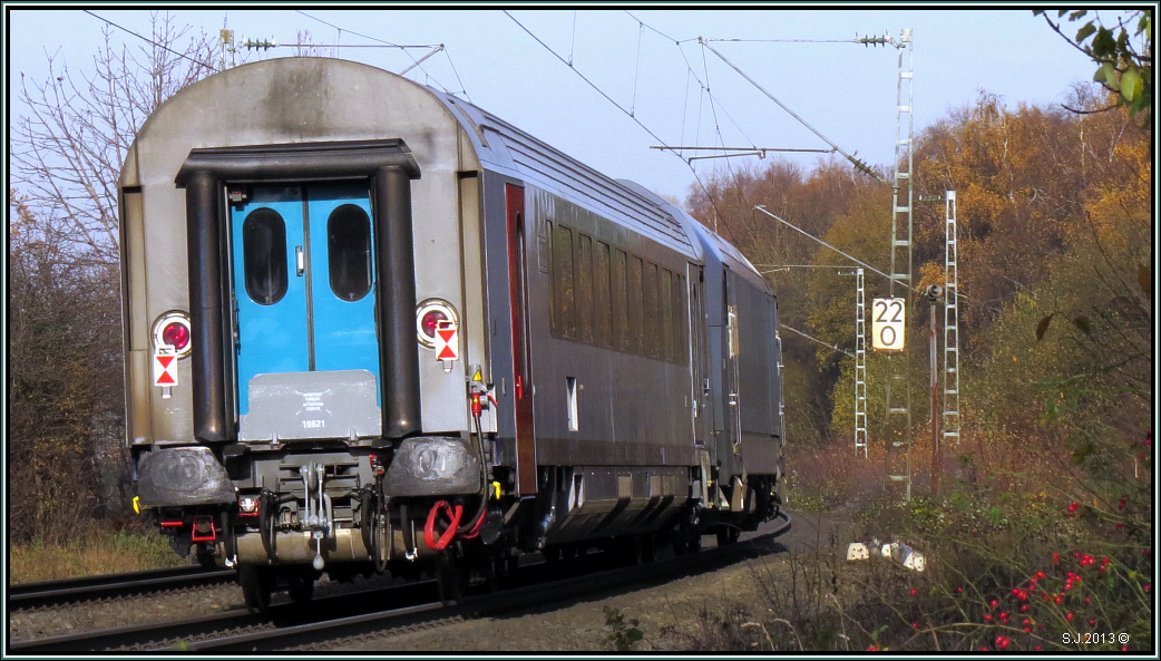 Es fährt ein Zug nach Nirgendwo!!!  Hier fährt eine PCW 7 mit einen belgischen Schutzwaggon nach Wegberg zur Siemens Prüfstrecke. Nachschuß vom Dezember 2013 bei Rimburg. Ein frohes Weihnachtsfest allen BB lern wünscht.