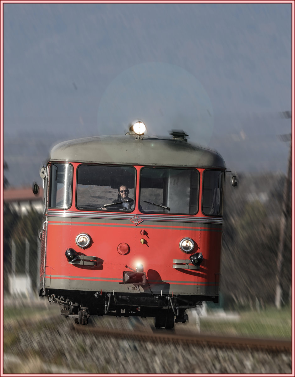 Es gab doch schon einige  Blaulicht Fahrzeuge  auf Schienen. 
Der Rote Blitz passt aber annähernd am besten dazu ! 

Karl Heinz flitzt durch Wies an diesem sonnigen 6.Oktober 2018. 
In Deckung gegangen extra für mich war sein PZB Beimann Oliver ! 
Danke an dieser Stelle ! 

