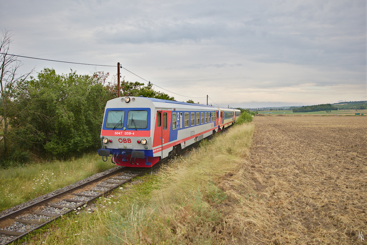 Es gab das Kuriosum, dass der Zug - es war der R 7209 -, der jeden Sonntag um 06:45 von Groß Schweinbarth nach Gänserndorf fuhr, aus drei Triebwägen der Baureihe 5047 gebildet wurde. Das hatte natürlich rein betriebliche Gründe. Hier im Bild der 5047.038, 5047.025 sowie ein weiterer 5047er am 28.07.2019 kurz vor Prottes.