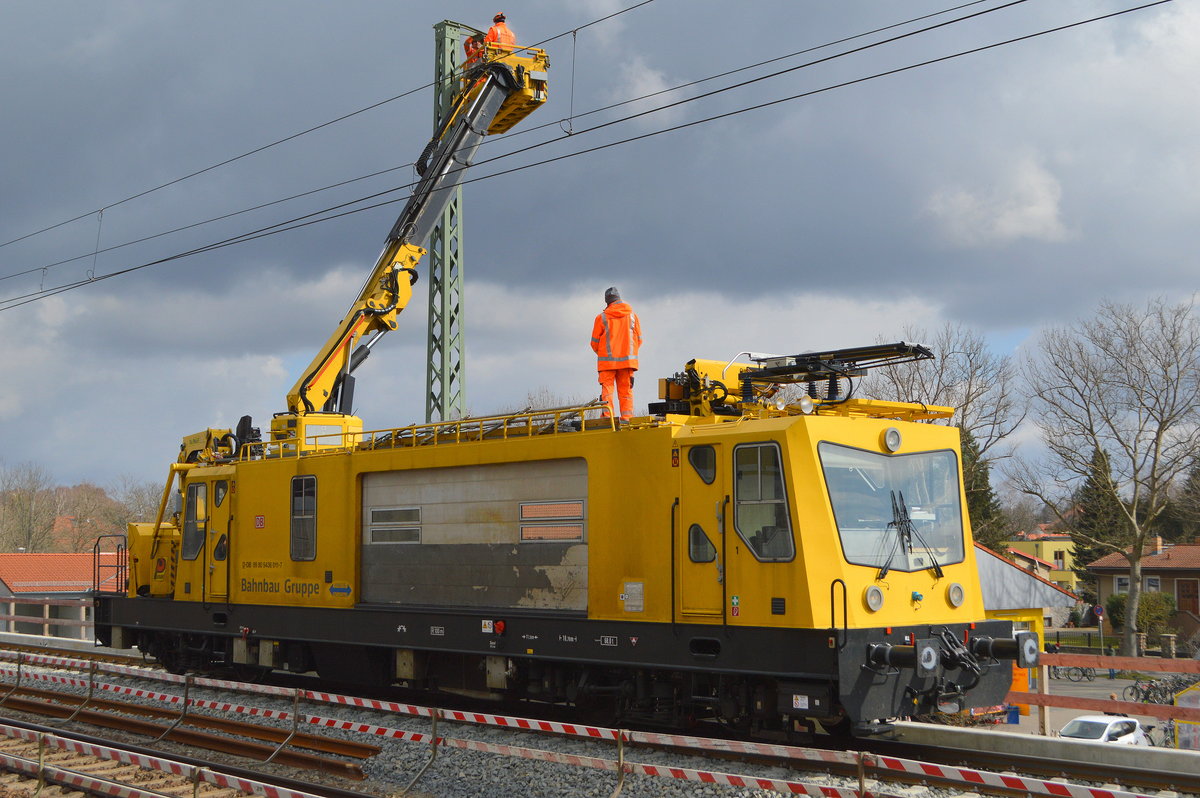 Es geht am Karower Kreuz Berlin voran bei den Bauarbeiten, jetzt endlich wird an der Hochleitung gebaut. Im Einsatz u.a. dieser Motorturmtriebwagen (MTW) ( D-DB 99 80 9436 011-7 ) der DB Bahnbau Gruppe GmbH am 18.03.21 Berlin Karow.