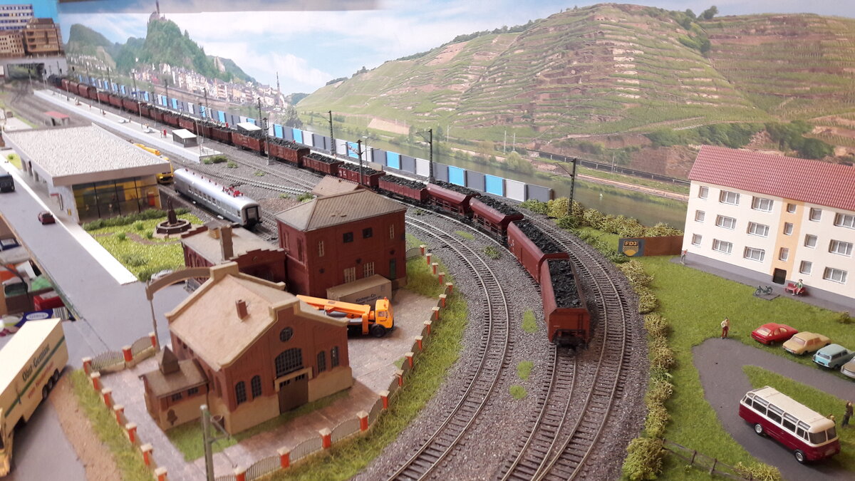 Es geht auf den Winter zu, BR 44 1315 mit Kohlenzug in Harrstadt, von der Ostseite aus aufgenommen. Die BR 44 wurde von 1926-1949 gebaut als schwere Güterzuglokomotive, Stückzahl 1989. Die Maschinen wurden in den 60er Jahren auf Oelfeuerung umgebaut und erhielten dann die BR Nummer 43. Hier im Modell die 44 1315 mit Oelfeuerung umgebaut auf Oel im Jahre 1960 und im Jan. 1968 umbezeichnet als 043 315-1. Also sehen wir den Zustand zwischen 1960 und Ende 1967. Modell Roco 4126A  DC nachdigitalisiert