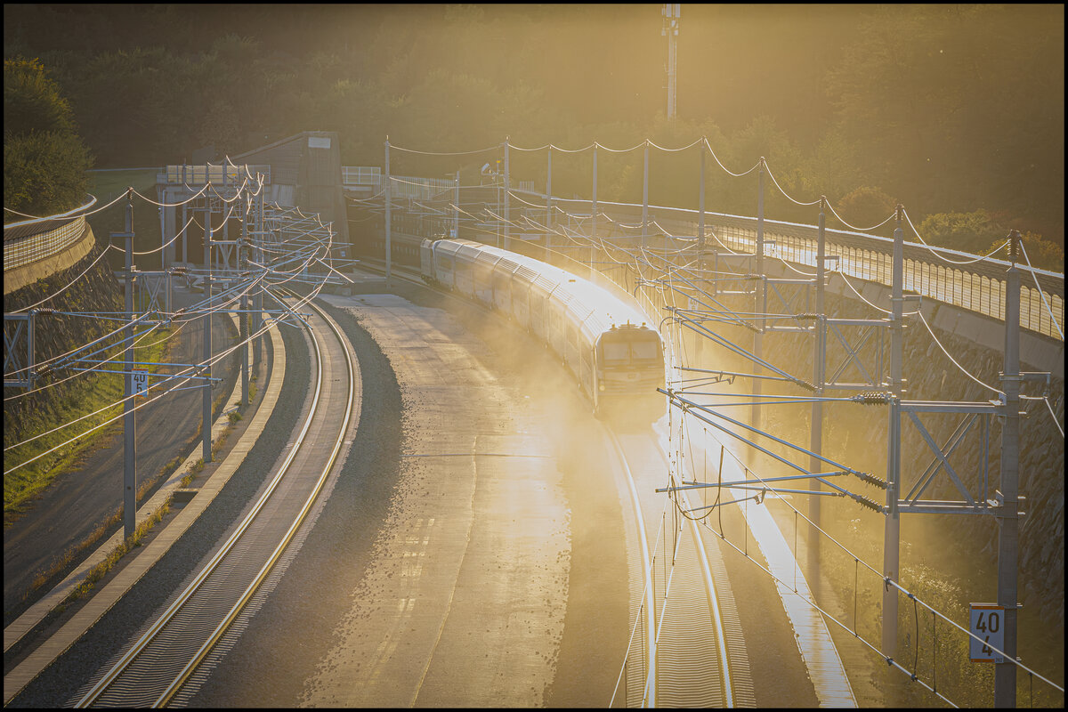 Es geht Staubig in den Oktober ,....   Ein Railjet donnert am Abend des 1. Oktober 2026 auf das Ostportal des Koralmtunnels zu .
