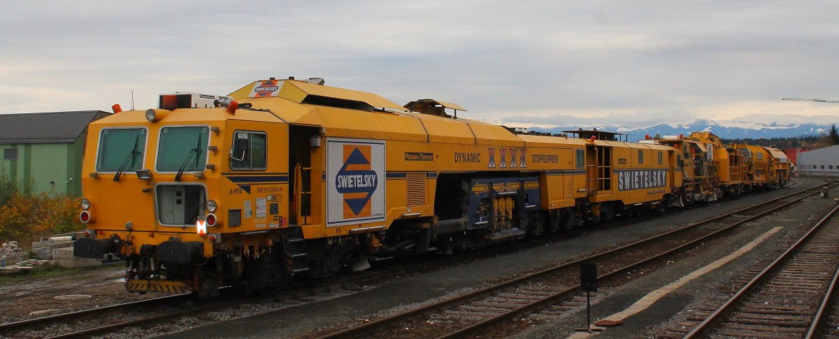 Es gibt immer was zu tun ! So wird in den kommenden Tagen der Fahrweg der Graz Kflacher Bahn an ausgewhlten Stellen nachgestopft . Hier wartet der Stopfexpress in verbindung mit Planiermaschine und Siloeinheit auf seine Einstze. Lieboch am 11.11.2013