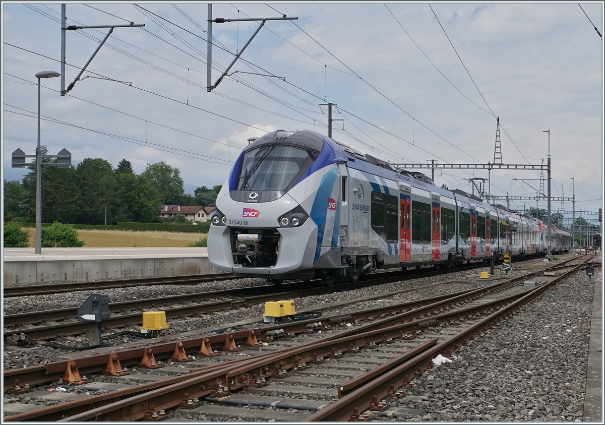 Es gibt neben den blauen Coradia Polyvalent régional tricourant die in der Lackierung von der Léman Express Farbgebung abweicht, auch Grau-blaue Coradia Polyvalent régional tricourant, die aber als  Léman Express  bezeichnet sind. 

Der Coradia Polyvalent régional tricourant Z 31 549 verlässt Coppet als SL4 nach Annemasse. 

28. Juni 2021