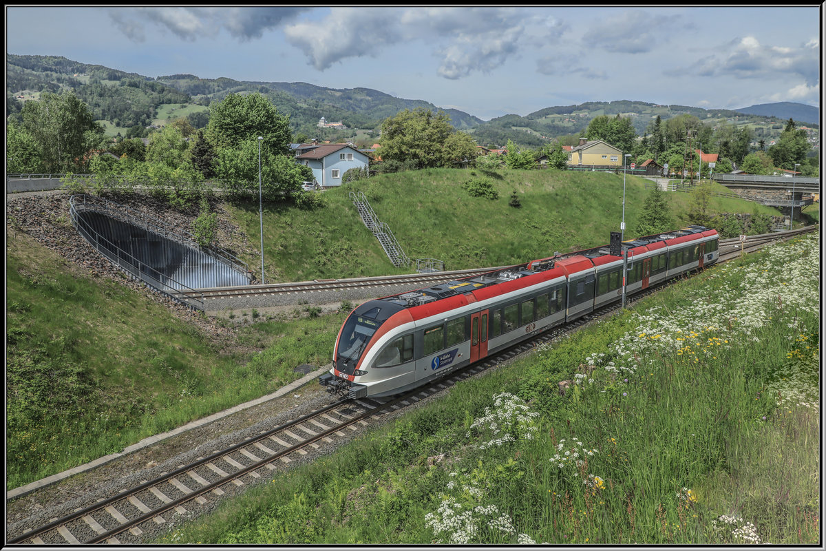 Es gibt nur wenige Stellen von denen man aus Bahn und Burg Deutschlandsberg in die Wunderbare Landschaft der Weststeiermark zaubern kann. 
Hier bei Kresbach macht es die Schlägerung des Gestrüb´s möglich das neben neuer Fotostellen für mich auch ein Paradies für Bienen und Eidechsen gebracht hat. 
An diesem 11.Mai 2019 flitzt ein GTW 2/8 vorbei. 
