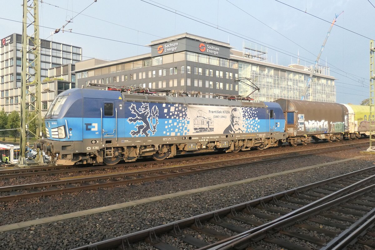 Es gibt sich die Ehre: Franti�ek Kři��k mitsamt dem von ihm geschaffenen M 400.001 der Lokalbahn T�bor–Bechyně auf der Vectron MS 383 016 von ČD Cargo in Dresden Hbf im August 2026. Ich finde das eine sehr gute Idee der Werbung von Lokomotiven mit historischen Pers�nlichkeiten. Wann wird es von DB Cargo einmal eine Werbelok mit der Darstellung Friedrich List, Richard Hartmann, Friedrich Harkort oder August Borsig geben? Zukunft kommt von Herkunft!