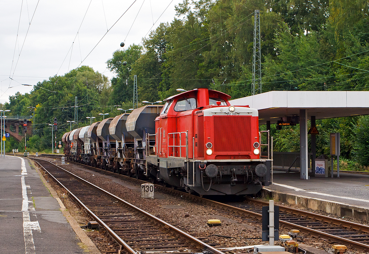 
Es gibt sie ja noch bei der DB, die gute alte V 100....
Hier fährt die 212 310-7 (92 80 1 212 310-7 D-DB) der DB Fahrwegdienste GmbH, ex DB V 100 2310, am 25.08.2014 mit einem Schotterzug durch den Bahnhof Treysa. 

Die V 100.20 wurde 1966 von MaK unter der Fabriknummer 1000357 gebaut, 2004 erfolgte die z-Stellung, im August 2008 erfolgte die Wiederinbetriebnahme nach einer Modernisierung.
