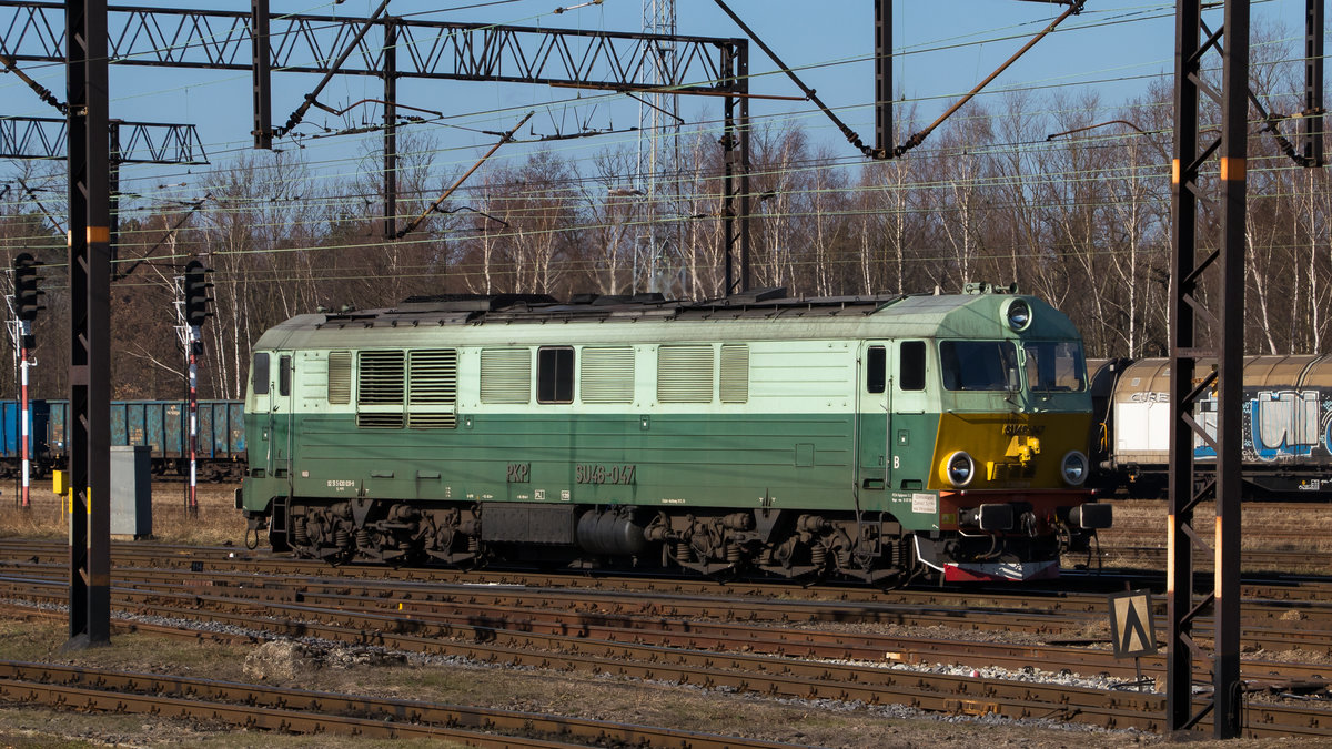 Es gibt sie noch, die alten Farben in Polen. Der Beweis ist SU46-047 im Bahnhof Wegliniec. Aufgenommen am 16. Februar 2018. 