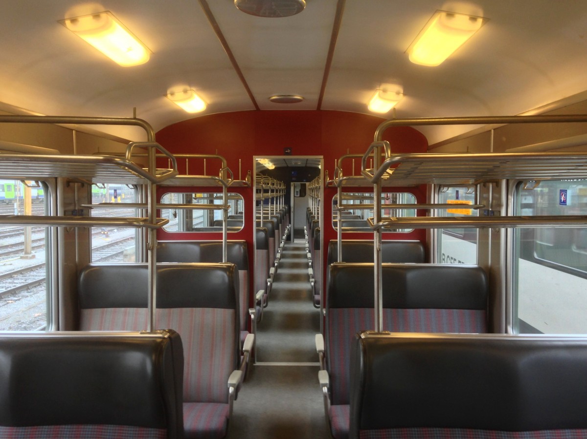 Es gibt sie noch, die fast historischen Reisezugwagen... Dieser ist jedoch der letzte: B EWII Komfortstreifen 50 85 20-34 656-9 in Bern, 02.01.2014.