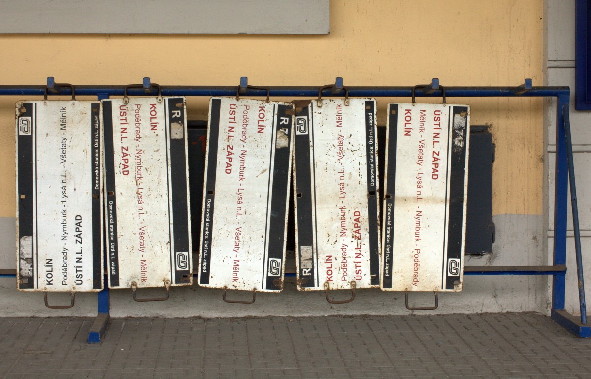 Es gibt sie noch in Tschechien, Zuglaufschilder, die außen an Wagen-oder Triebwagen angehängt werden. 13.05.2014 09:43  Uhr. Usti nad Labem szapad.