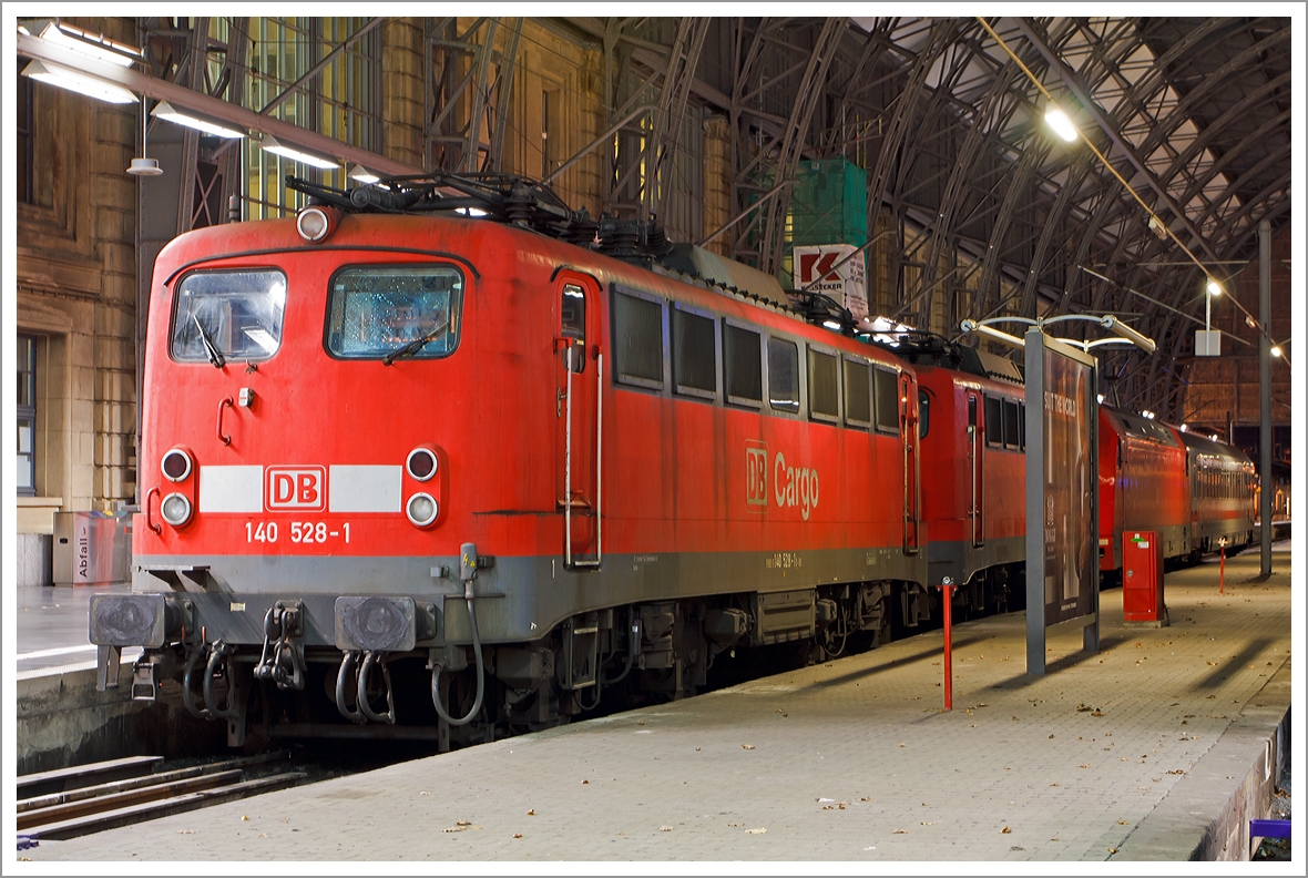 Es gibt sie noch, zwei von den wenigen E 40 im Bestand der DB.... 

Die 140 528-1 und Weitere (140 537-2) der DB Schenker Rail Deutschland AG stehen am 29.12.2013 (1:16 Uhr) auf Gleis 1 im Hauptbahnhof Frankfurt am Main. 

Später, nach dem eine V 60 den IC-Wagen herausgezogen hat, wird die 101er die zwei E 40er heraus ziehen.

Die 140 528-1 wurde 1964 bei Krupp  unter der Fabriknummer  4574 gebaut und als DB E 40 528 geliefert.