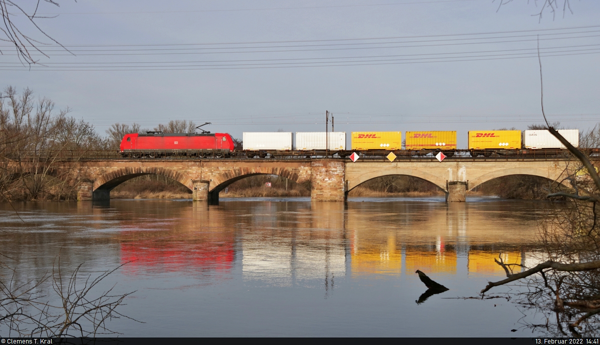 Es ging Schlag auf Schlag an diesem Februarsonntag in Halle-Wörmlitz. Im Blockabstand auf die 193 866-1 und noch schnell vor der S7 huscht der mit einer sehr hohen Priorität versehene DHL-Express von Großbeeren nach Frankfurt (Main) Ost Ubf über die Saale. Es führt diesmal 185 013-0.

🧰 DB Cargo
🕓 13.2.2022 | 14:41 Uhr