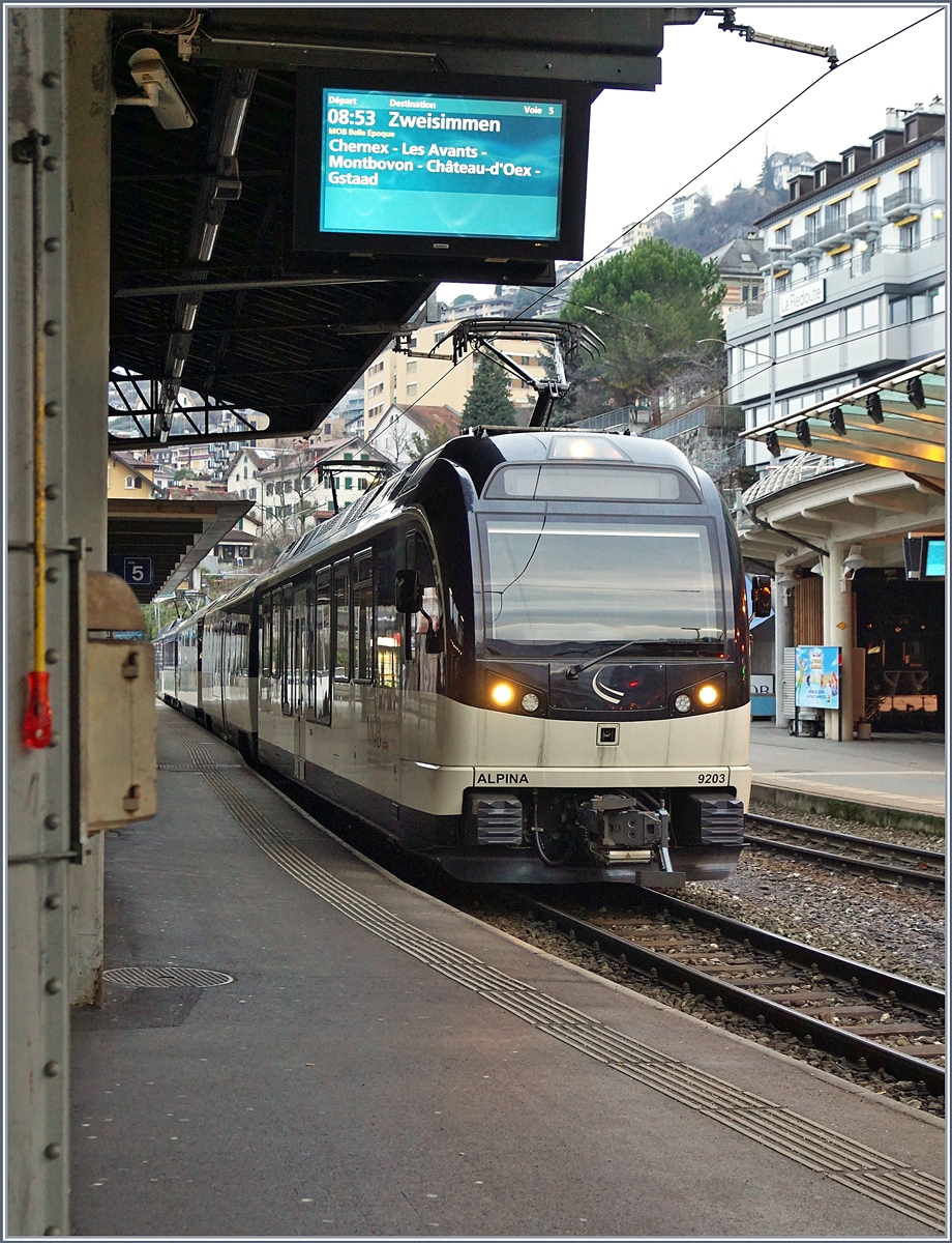 Es hätte an diesem 7. Jan. 2018 ein letztes Bild des klassischen MOB Belle Epoque Zuges geben sollen, doch dann stand entgegen der Anschrift nur ein  Alpina  Zug in Montreux.
7. Jan. 2017