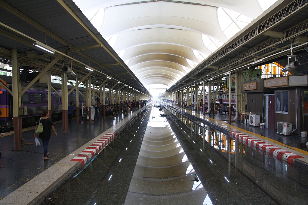 Es hat halt mal wieder etwas stärker geregnet: Gleis 7 und 8 des Bf. Hua Lamphong am 30.Mai 2017.