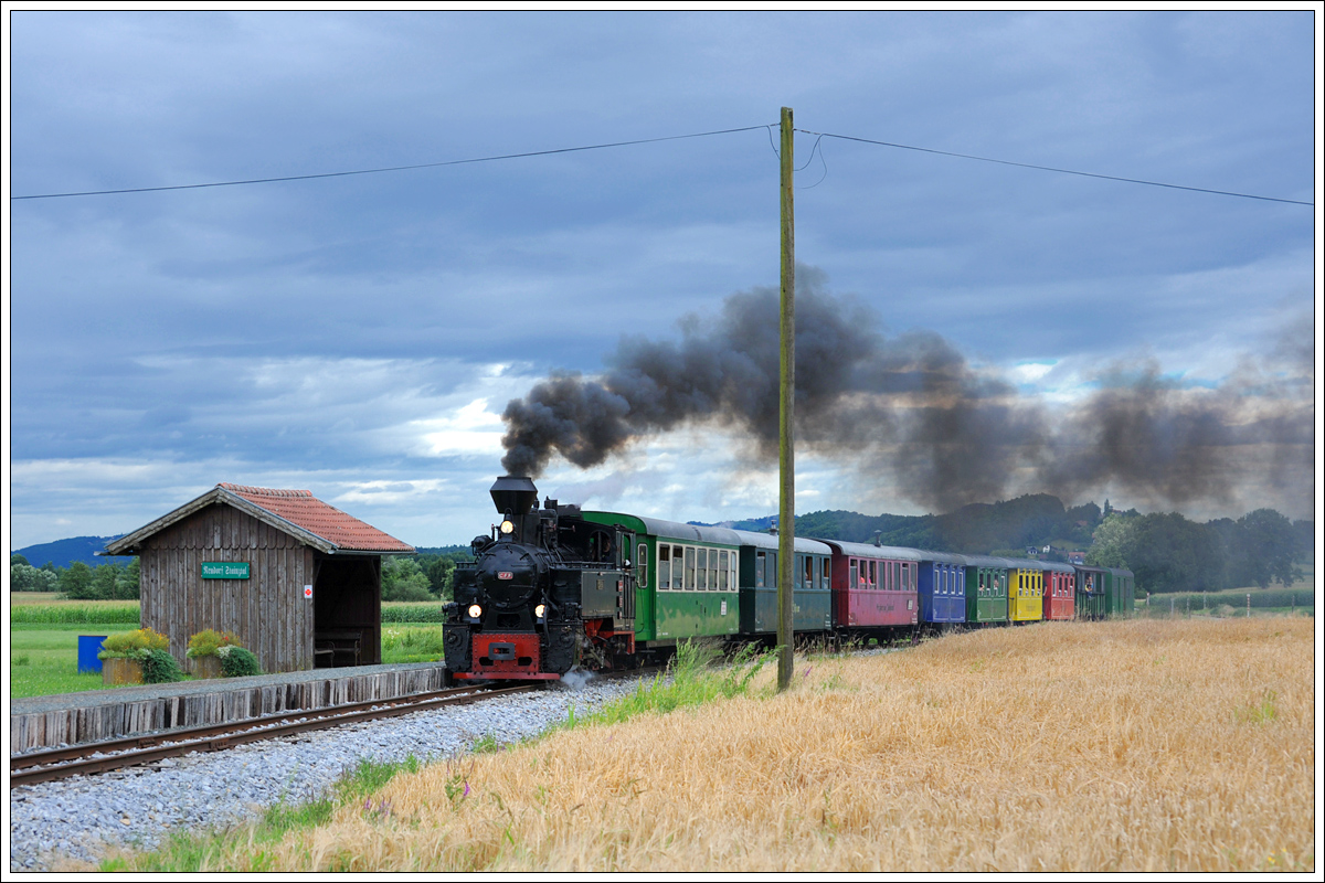 Es hat leider die Sonne im Rücken gefehlt, die Wolkenstimmung im Stainztal war am 17.7.2016 teilweise genial. Die Aufnahme entstand bei der Durchfahrt der Haltestelle Neudorf/Stainztal.