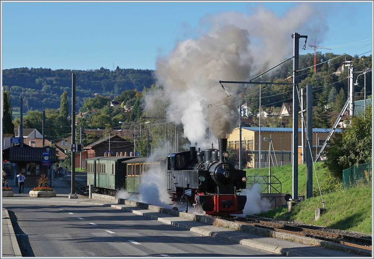 Es ist Herbst geworden somit verwöhnt uns die Natur mit einem zauberhaften Licht, aber auch mit langen Schatten...

Die Blonay-Chamby Bahn G 2x 2/2 105 verlässt, da doch wärmer als gedacht, mit folglich recht geringer Dampfentwicklung den Bahnhof von Blonay mit dem letzten Zug des Tages nach Chaulin.

3. Okt. 2020