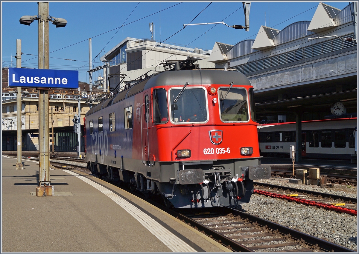 Es ist immer wieder erfreulich, eine solch schöne Re 6/6 anzutreffen wie hier in Lausanne die Re 620 035-6  Muttenz .

1. April 2020