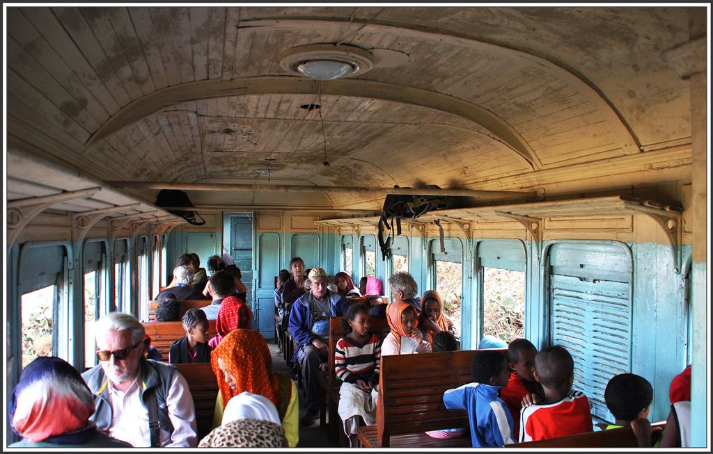 Es kam mir vor wie auf einer Schulreise zusammen mit den Kindern von Shegerini auf dem Weg nach Asmara. (10.12.2 14)