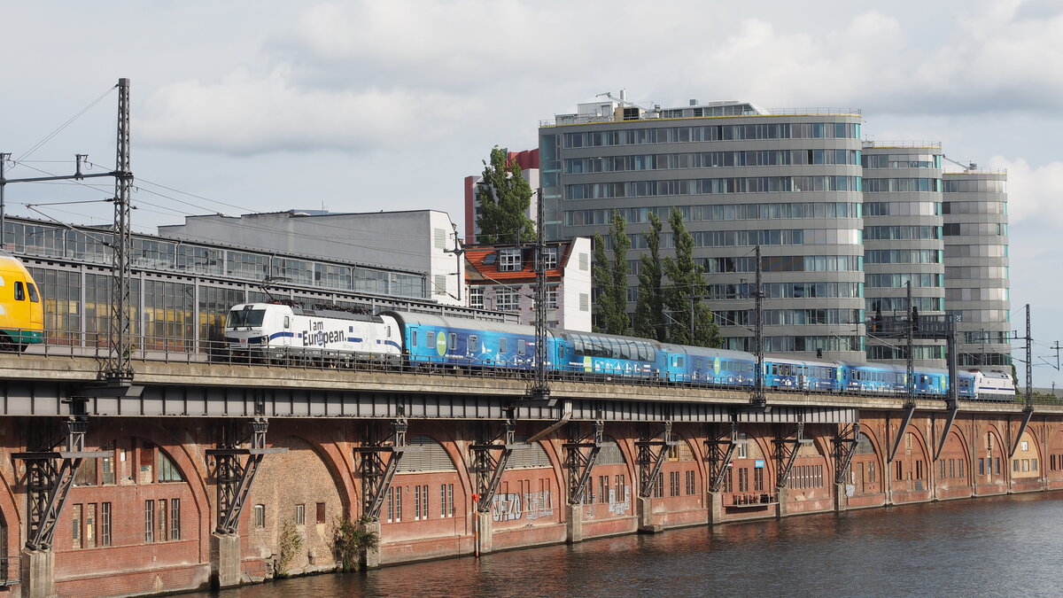 Es kam, wie es kommen musste...

Ca. 20 Fotographen warteten an der Berliner Jannowitzbrücke auf den  ConnectingEurope Express  (CEE), der halbwegs pünktlich den OStbahnhof verließ. Allerdings kam von Westen ein ODEG Kiss schön langsam angerollt, da dieser noch keine Einfahrt hatte.

Daher mussten die Auslöser deutlich früher gedrückt werden :-(

Berlin, der 30.09.2021