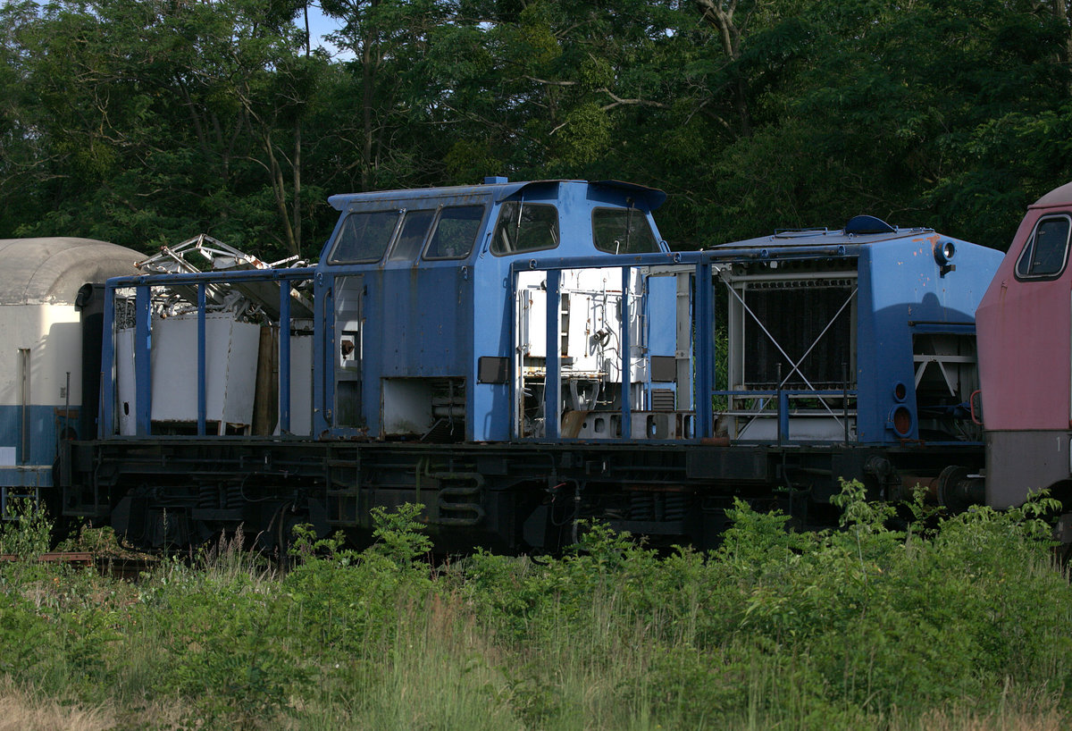 es könnte sich um eine ehemalige V100 handeln, welche  ausgeschlachtet auf dem Gelände der WISAG in Brieske steht. 26.06.2020 17:58 Uhr. Aufnahme von einer Wiese vor dem Freigelände, es gibt keinen Zaun, aber es wächst eine Hecke aus Robinien, selbige sind im Vordergund zu sehen. Objektiv canon 70-300, Geoposition bezeichnet ausnahmweise Mal der Standort des Fotografen.