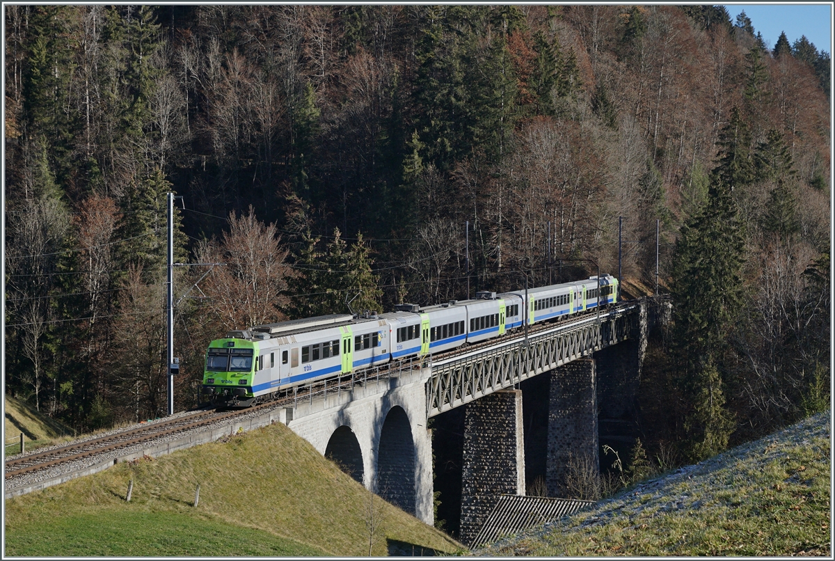 Es mag schon sein, dass die BLS RBDe 565 Pendelzüge eher selten im Simmental im Einsatz sind, trotzdem kam ich nun breits in recht kurzer Zeit gleich zum zweiten Mal in den Genuss eines solchen Zuges. Der RE 4068 überquert auf seiner Fahrt von Zweisimmen nach Spiez den Bunschenbach Viadukt bei Weissenburg.

25. Nov. 2020