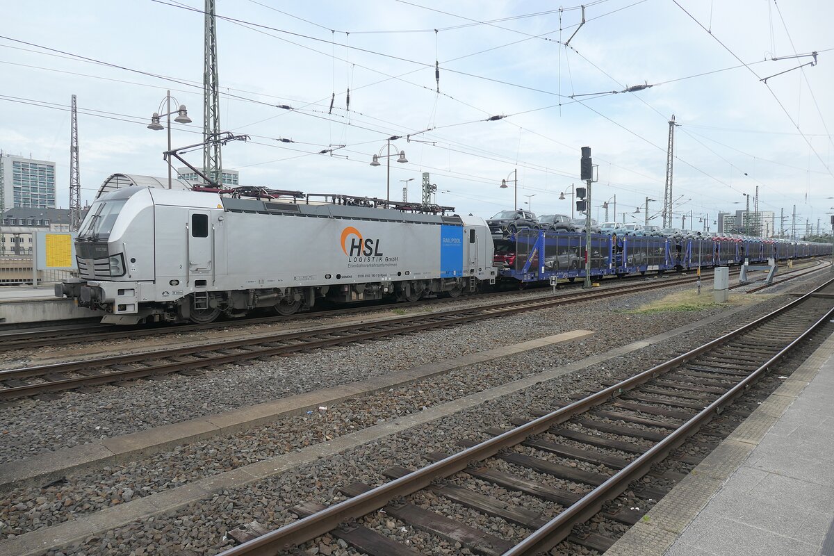 Es ist im Moment noch Lotteriespiel, wo die G�terz�ge durch den Dresdner Hbf langgef�hrt werden. Den Ende Juni 2026 passierenden Auto-Transportzug aus Tschechien auf Gleis 3 mit 193 160 von Railpool kann man fotografieren.