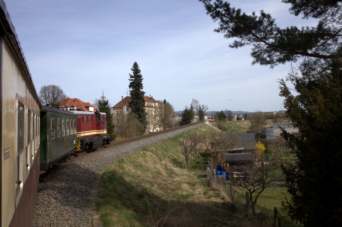 Es muß nicht immer  eine Dampflok sein.....Ein Personenzug  aus Johnsdorf  kurz vor dem Stadtgebiet Zittau, aus dem Zug aufgenommen.12.04.2015 14:33 Uhr.