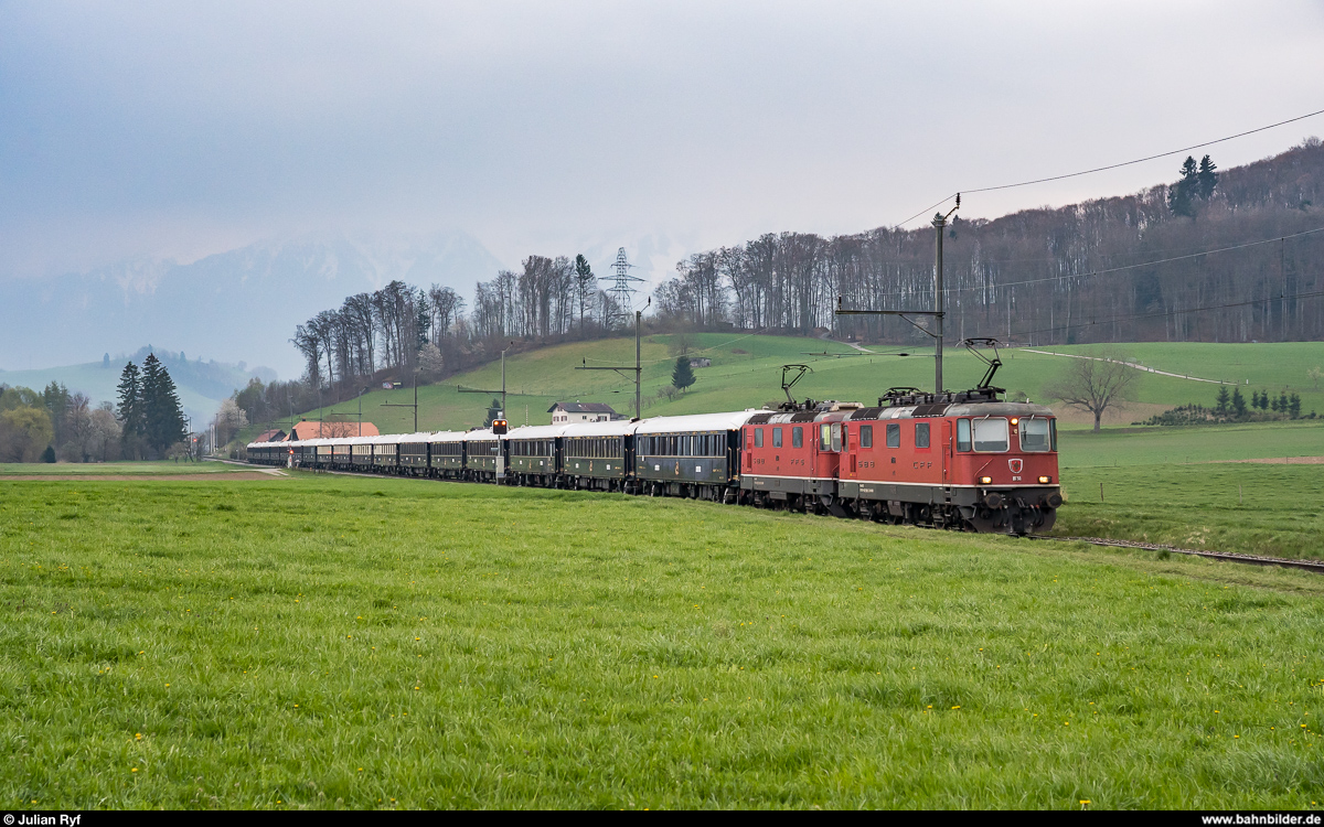Es musste einiges zusammenkommen, dass der Venice Simplon-Orient-Express am 13. April 2019 durchs Gürbetal fuhr. Baustellen in Italien verhinderten eine Fahrt auf der normalen Route via Brenner - Arlberg, eine Baustelle zwischen Wichtrach und Kiesen verunmöglichte eine Fahrt via Aaretal. So konnte der stattliche 17-Wagen-Zug gezogen von den Re 4/4 II 11156 und 11143 auf der einspurigen Gürbetalstrecke bei Thurnen abgelichtet werden.