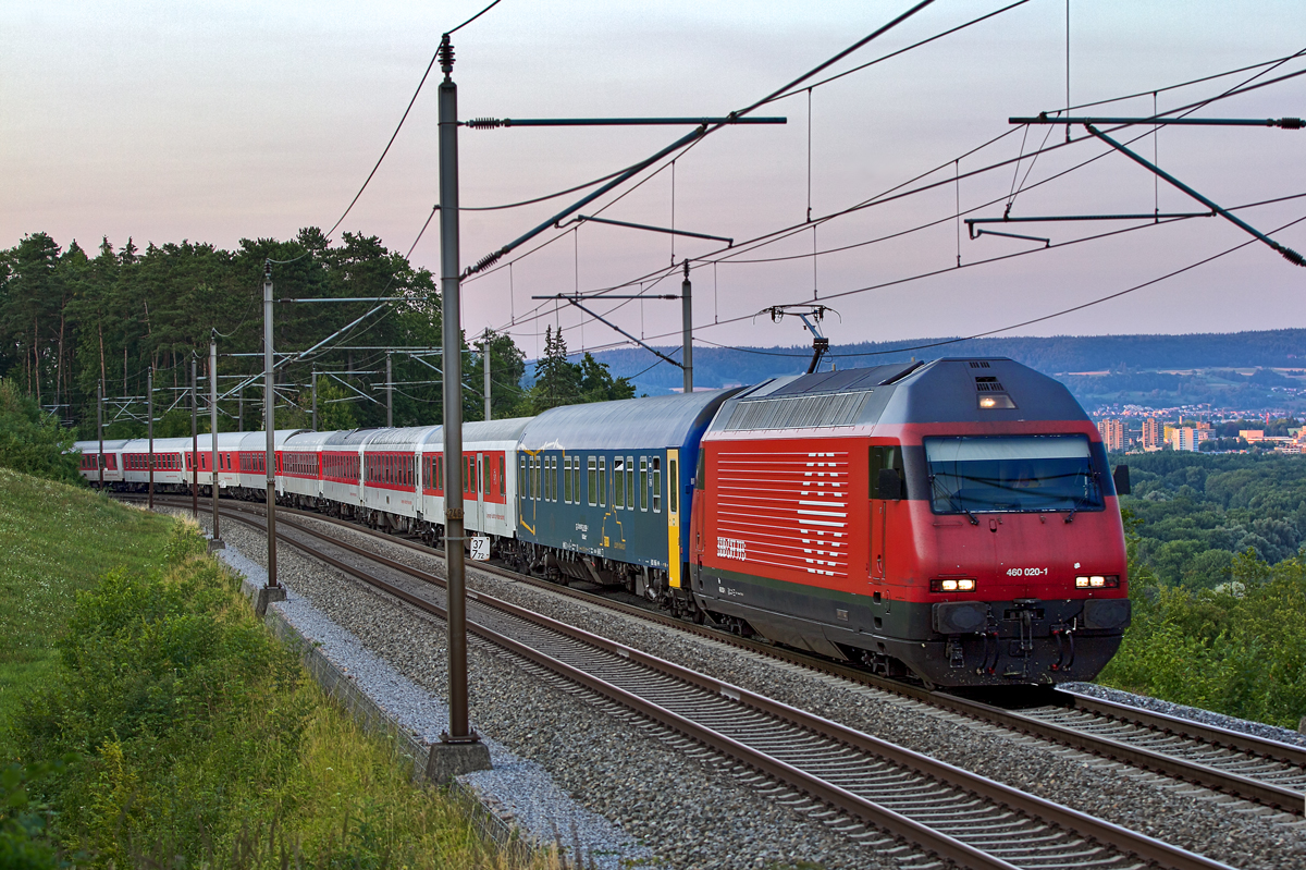 Es nachtet langsam ein...Nun ist die Zeit dass der EN von Zürich HB nach Prag geführt mit der Re 460 020-1 in Villnachern den Bözberg hinauffährt.Bild vom 14.7.2015