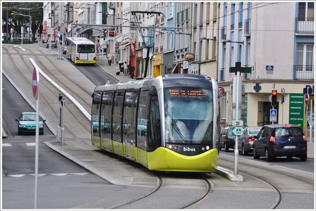 Es ist nicht immer horizontal die Streckenfhrung der Tramway de Brest, sondern es geht stndig rauf und runter, wie hier in der Rue de la Porte.(18.09.2013)