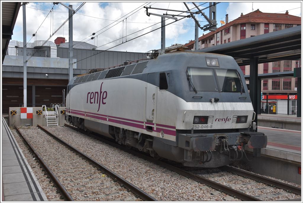 Es ist nicht viel Betrieb im neuen Bahnhofsteil von León. Das Einzige was ich zu sehen bekomme ist diese 252 046-8. (25.05.2016)
