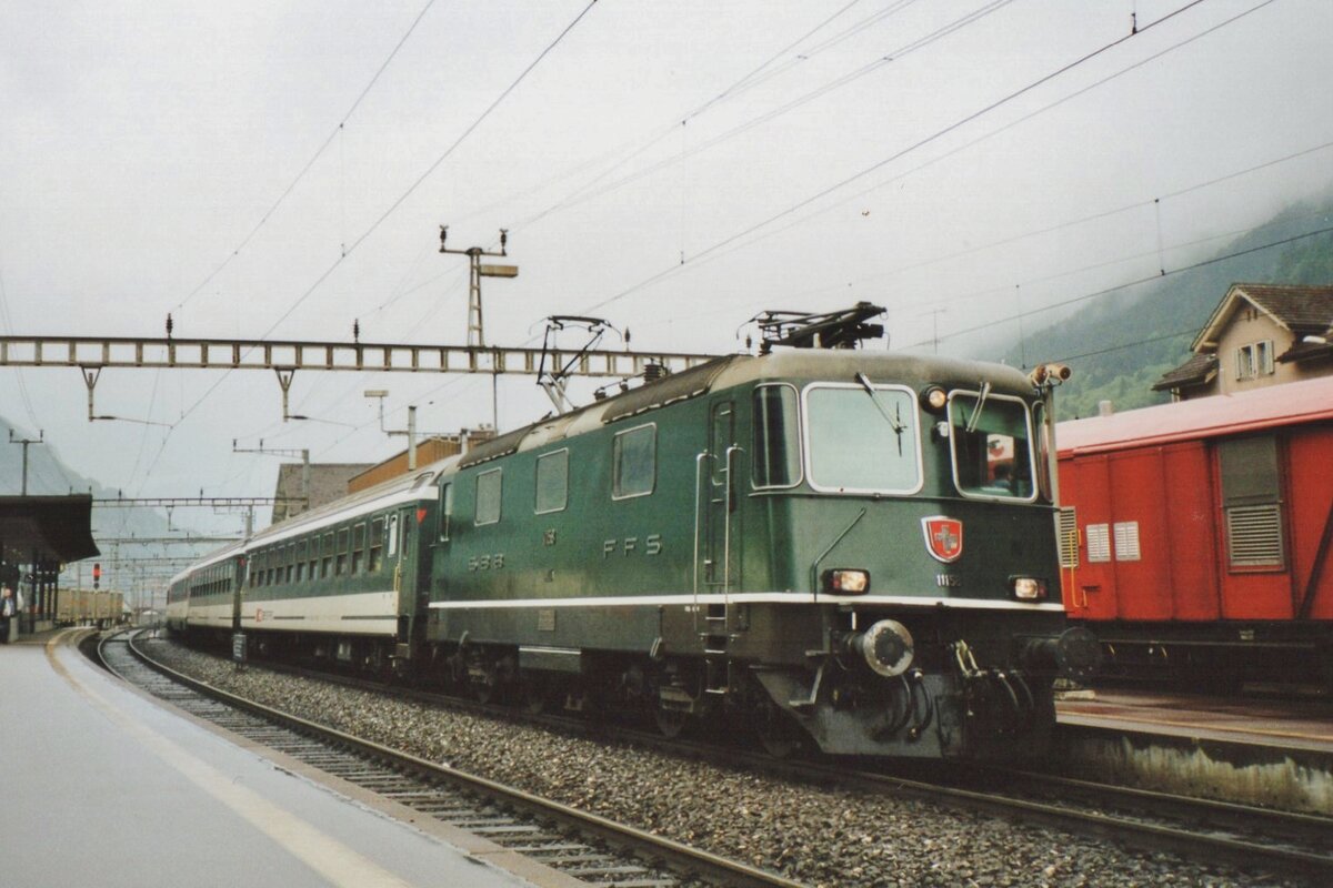 Es regnet und am 27 Mai 2007 steht 11158 in Erstfeld mit ein IR nach Chiasso.