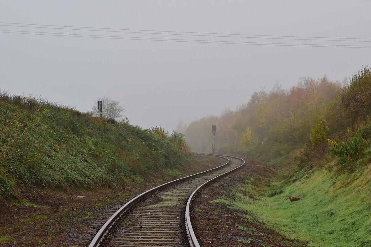 Es schaut fast so aus als würde hier jederzeit der nächste Zug kommen. Jedoch hat die Verbingskurve ebenso wie die Strecke nach Siersdorf seit 1998 keinen Zug mehr gesehen. Etwas hinter dem Lichtsignal lag die ehemalige Einfädelung in die Strecke nach Alsdorf. Heute ist die Einfädelung weg und in der Verbindungskurve steht ein Prellbock. Ende 2022 wurde die Strecke bis Mariagrube freigeschnitten da es aktuelle Pläne einer Reaktivierung bis Siersdorf und eine Verlängerung bis Baesweiler gibt. 

Mariadorf 19.11.2022