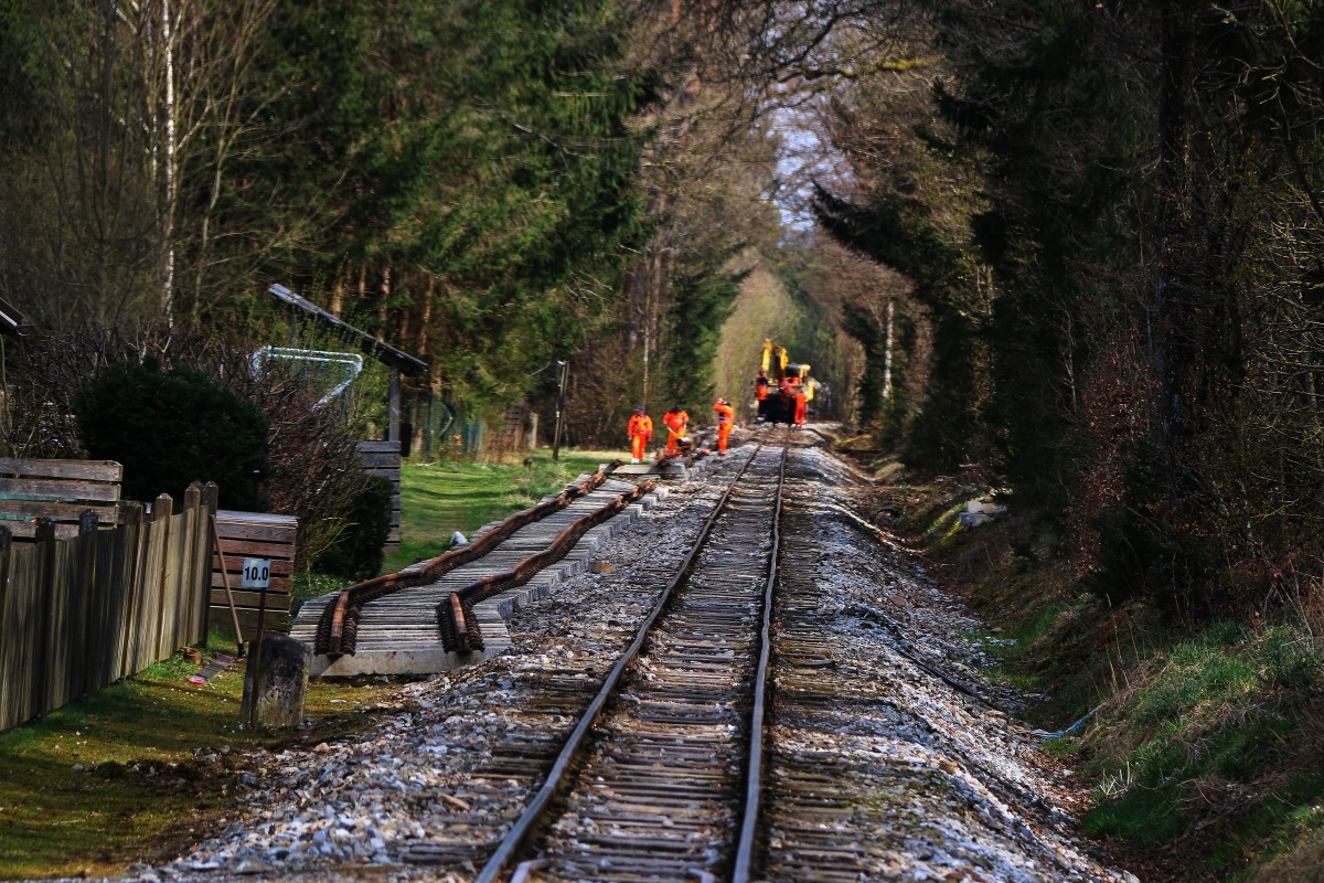 Es scheint ein 2-Gleisiger Abschnitt zu werden ,.... auf rund 400 Metern ist der Fahrweg bereit gewechselt zu werden .
Stainz am 7.04.2015