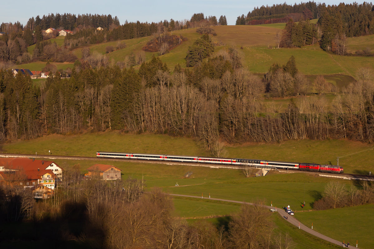 Es schlängelt sich der EuroCity EC 194 mit 218 401 und 422 leicht entlang Oberthalhofen Bei Oberthalhofen/Stiefenhofen. 14.11.20
