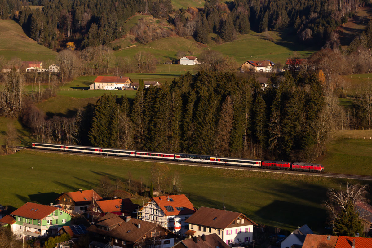 Es schlängelt sich der EuroCity EC 194 mit 218 401 und 422 leicht entlang Oberthalhofen Bei Oberthalhofen/Stiefenhofen. 14.11.20