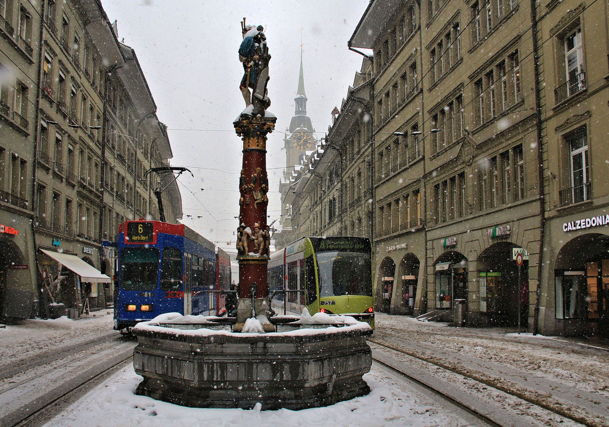 Es schneit in Bern. Am Dudelsackpfeiferbrunnen Tram 2000 Nr. 81 des Regionalverkehrs Bern-Solothurn und der Siemens-Combino Wagen 757, der für Siemens wirbt. 2.März 2018 