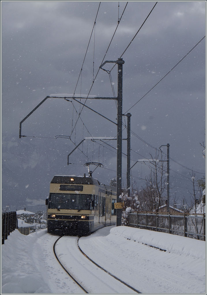 Es schneite leicht, als der CEV GTW Be 2/6 als Regionalzug 1387 von Vevey - Blonay die Haltestelle Château de Hauteville erreichte. 
2. Februar 2015