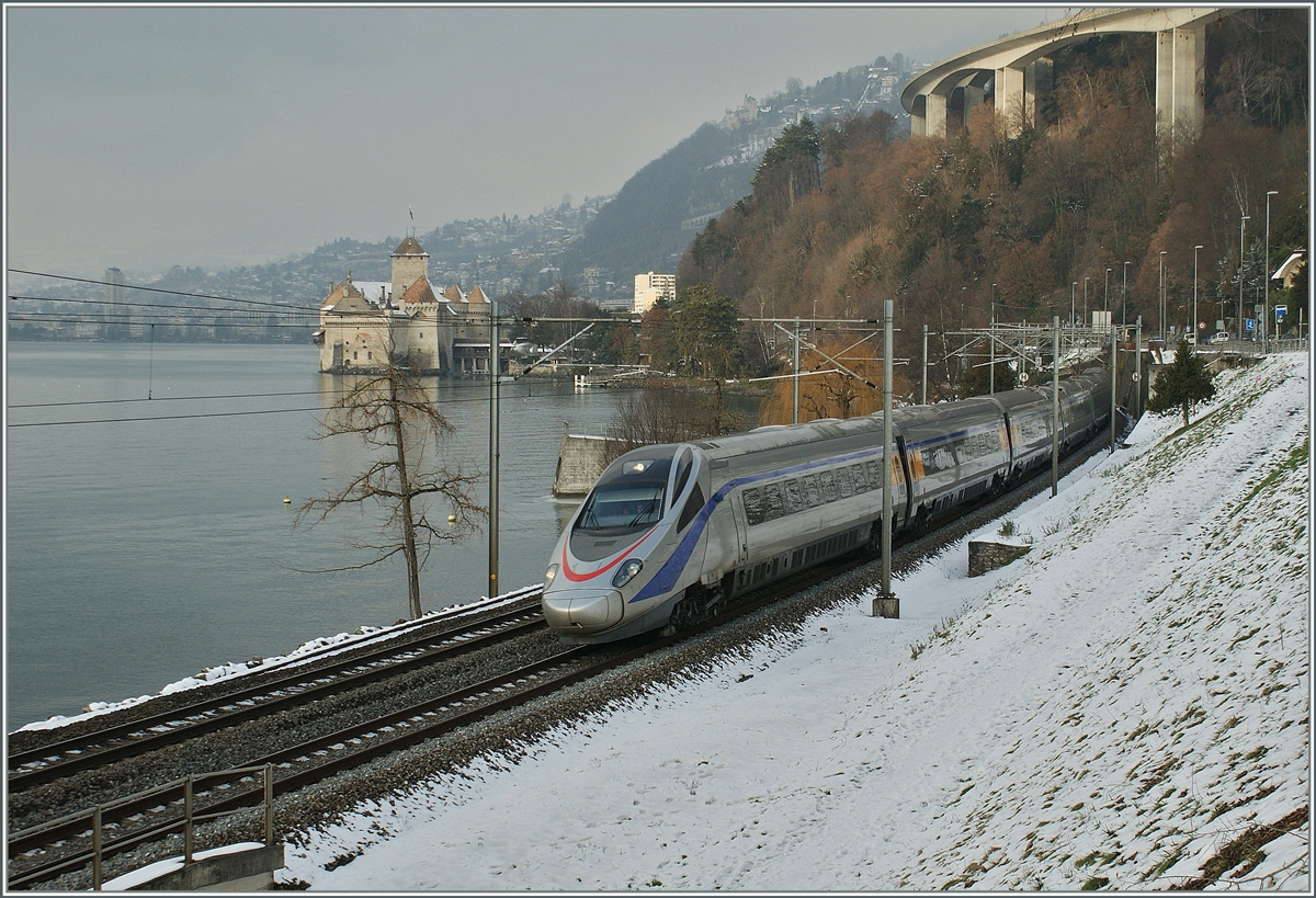 Es ist schön, dass die FS ETR 610 wieder in die Schweiz fahren, hier ein Bild, als die FS ETR schon mal die Schweiz besuchten: Ein FS ETR 610 als EC Genève - Milano beim Château de Chillon vom 12. Jan. 2010.