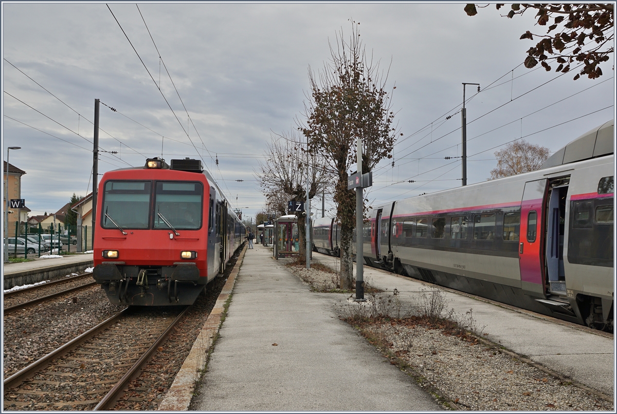 Es ist schon fast Winter geworden, der erste Schnee bereits gefallen und wieder geschmolzen die Bäume schon fast blätterlos und erneut wartet der SBB NPZ RE nach Neuchâtel in Frasne auf Anschlussreisende des TGV Lyria. Zwischenzeitlich ist der TGV bereits für sein neues Einsatzgebiet in InOui Farben gehalten, und auch die Tage des NPZ sind gezählt, ab dem Fahrplanwechsel wird ein Flirt France+ (RABe 522 N° 201, 202, 212-214) die Anschlussreisende des Lyria Doppelstock TGV nach Neuchâtel bringen. 

23. Nov. 2019
